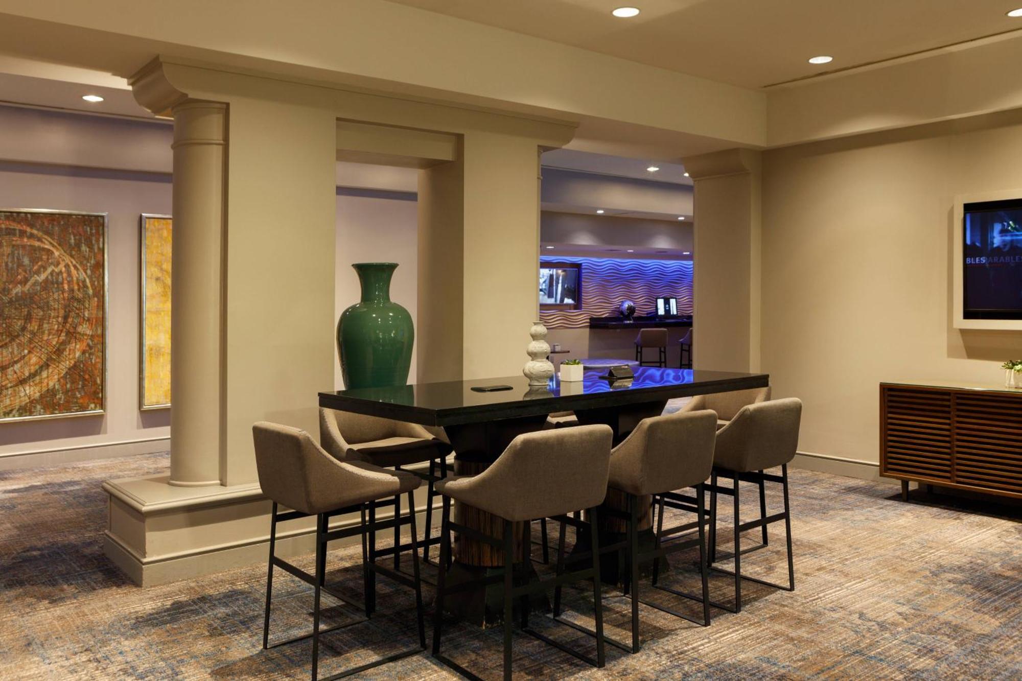Renaissance Los Angeles Airport Hotel — Photos 1